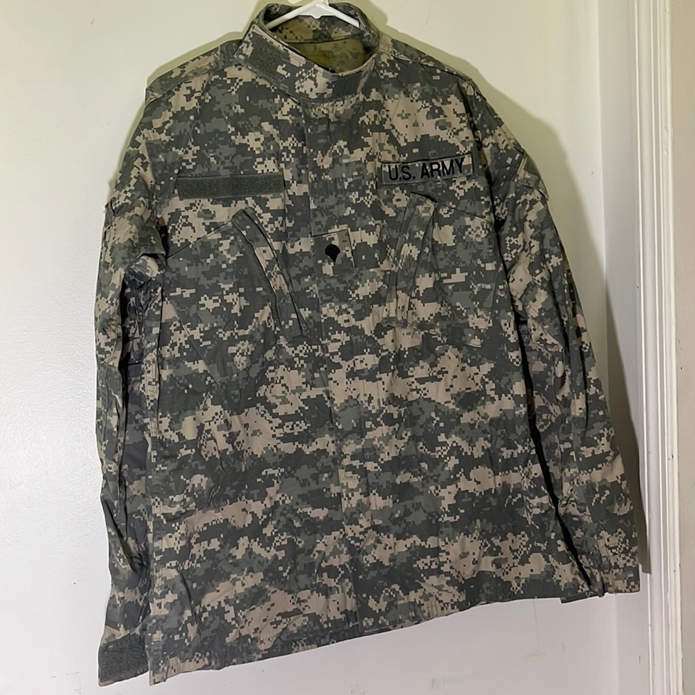 ✨ MAKE OFFER ✨ ARMY CAMO SHIRT